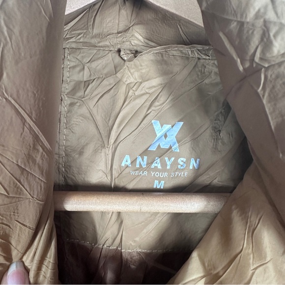 NWOT Tan Cropped Puffer Vest Medium Zip Up - Picture 4 of 6